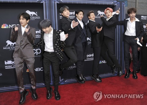Group BTS reveals leeway at Billboards Music Awards Red CarpetThe 2019 Billboards Music Awards (2019 Billboard Music Awards; hereinafter 2019 BBMAs) was held at the MGM Grand Garden Arena in Las Vegas on the 2nd (Korean time).Mnet delivered the site to the country via live satellite exclusive broadcasts.On the day, BTS boasted an extraordinary suit in Red Carpet, especially when they took a sperm posture and jumped into a group.On this occasion, BTS won the Top Social Artist category.This earned BTS three consecutive awards this year since it first won the Top Social Artist Award in 2017.I am so honored to be awarded the Top Social Artist Award for the third consecutive year, I will do my best on stage today, BTS said in an interview with the award.BTS will present the stage of Boy With Luv with singer-songwriter Halsey for the first time on air through the 2019 Billboards Music Awards.In addition, he was nominated for the top social artist category for the third consecutive year and was also nominated for the top duo/group category for the first time.Photo: Yonhap News