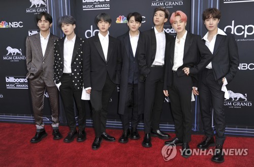 Group BTS reveals leeway at Billboards Music Awards Red CarpetThe 2019 Billboards Music Awards (2019 Billboard Music Awards; hereinafter 2019 BBMAs) was held at the MGM Grand Garden Arena in Las Vegas on the 2nd (Korean time).Mnet delivered the site to the country via live satellite exclusive broadcasts.On the day, BTS boasted an extraordinary suit in Red Carpet, especially when they took a sperm posture and jumped into a group.On this occasion, BTS won the Top Social Artist category.This earned BTS three consecutive awards this year since it first won the Top Social Artist Award in 2017.I am so honored to be awarded the Top Social Artist Award for the third consecutive year, I will do my best on stage today, BTS said in an interview with the award.BTS will present the stage of Boy With Luv with singer-songwriter Halsey for the first time on air through the 2019 Billboards Music Awards.In addition, he was nominated for the top social artist category for the third consecutive year and was also nominated for the top duo/group category for the first time.Photo: Yonhap News