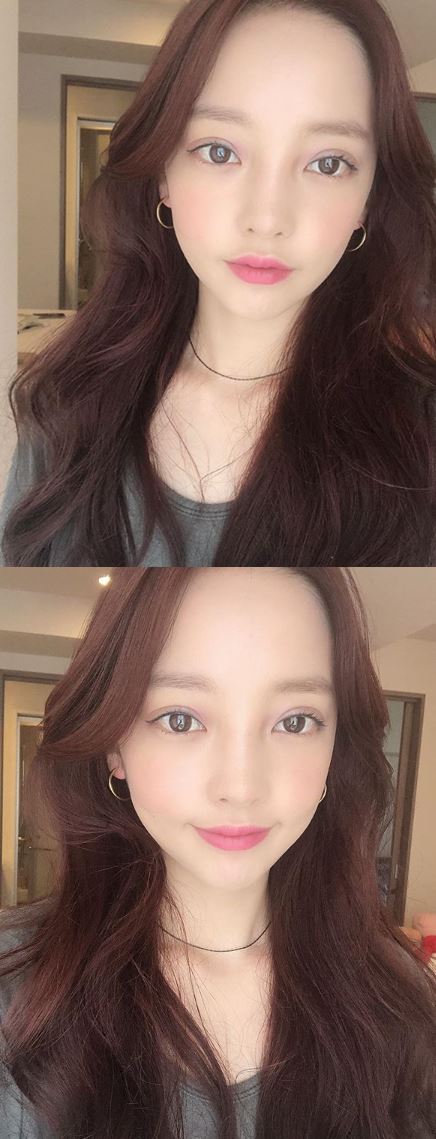 Goo Hara, from the group Kara (KARA), presented a beautiful selfie.Goo Hara uploaded two photos to her Instagram on the 1st.In the photo, Goo Hara is wearing a tea-coloured T-shirt and looking at the camera with ring earrings, who showed off her beauty by revealing her sleek jawline and white skin.Goo Hara, who seemed to be more mature, praised the viewers.Goo Hara recently confessed to having an eyelid surgery.Photo = Goo Hara Instagram