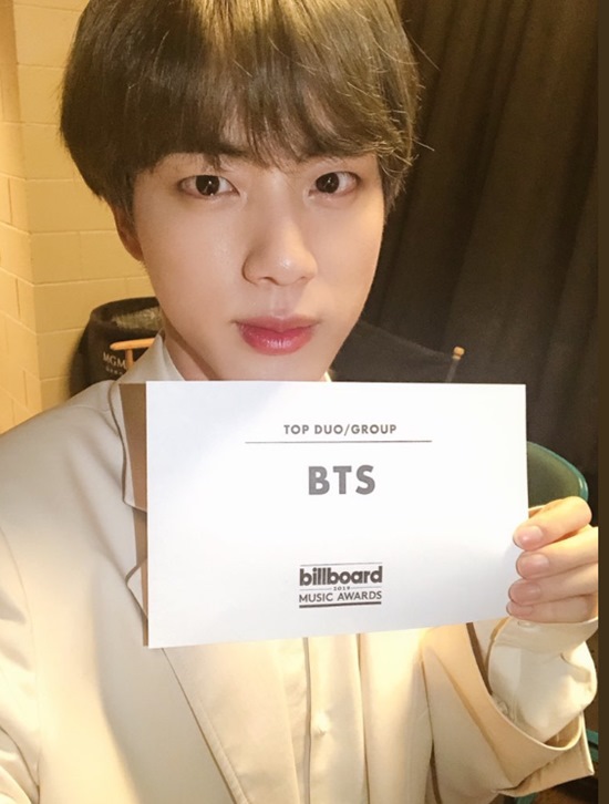 Group BTS has expressed gratitude to its fans.BTS posted on its official Twitter account on the 2nd, Thank you Ami, Top Group Vitis Ami! Today is a really happy day. Thank you all and several photos.In the public photos, BTS members selfies as well as group images are included. BTS is full of gratitude to fans and attracts attention.Meanwhile, BTS won the Top Duo/group and Top Social Artist awards at the 2019 Billboards Music Awards at the MGM Grand Garden Arena in Las Vegas on Sunday.Photo = BTS SNS