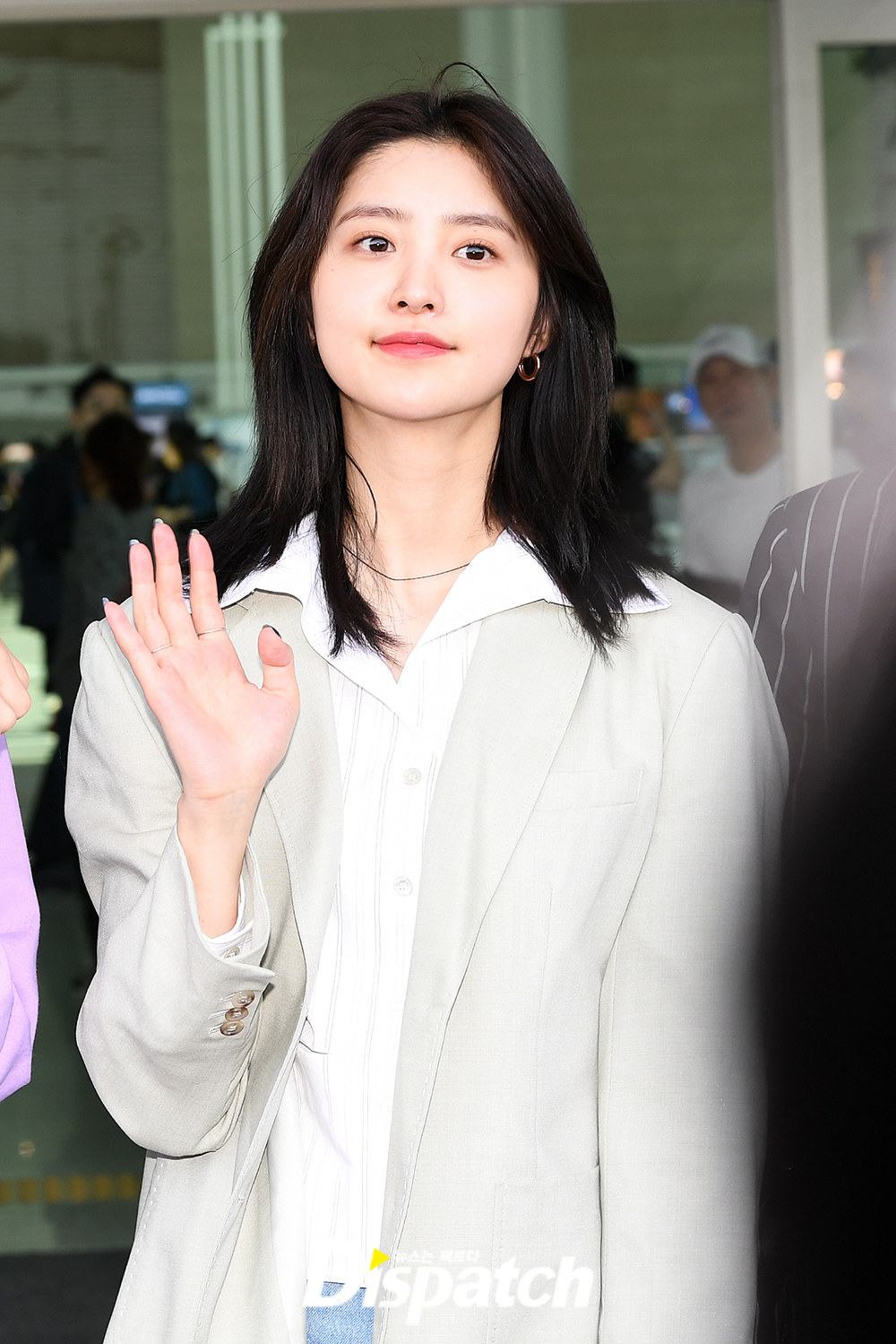 The girl group EXID Zheng He left for Munich, Germany, through Incheon International Airport on the afternoon of the 3rd.Zheng He boasted a calm atmosphere with black hair on the day.the youngest atmospherea lake-like eye