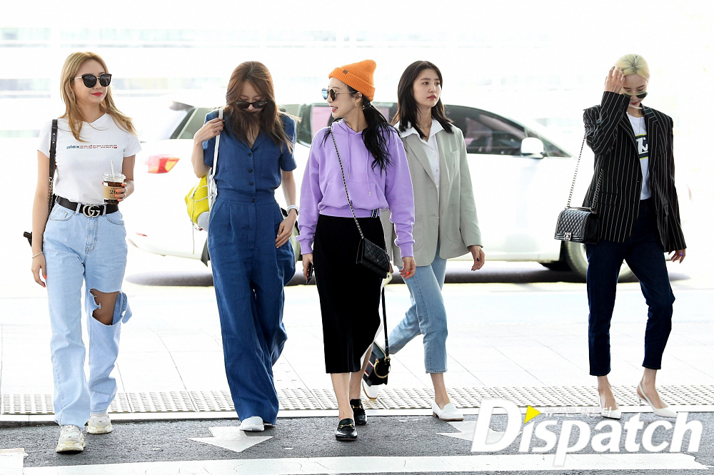 The girl group EXID departed to Munich, Germany through Incheon International Airport on the afternoon of the 3rd to attend overseas performances.EXID left the country as the last complete body before the three-member system.Go to Germany.a sad departure routeVisual goddess (Hani)Charisma Sweg (LE)Package Fashion (Hye-rin)Blonde Blonde Cracks (Soldier)Ambience Beauty (Chungry)