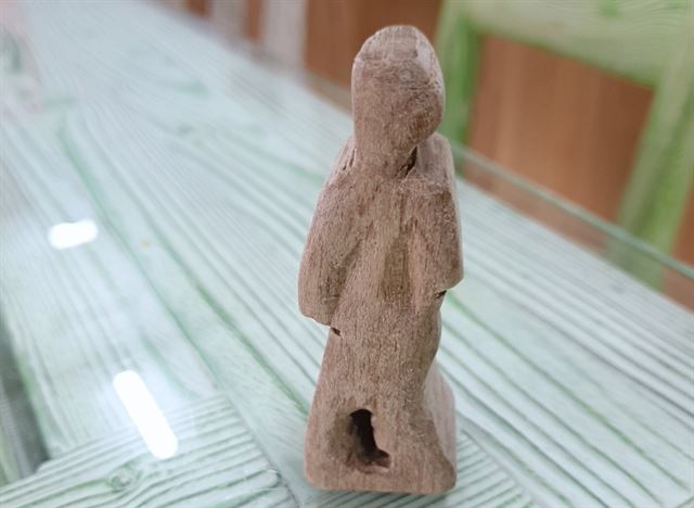 이수가 만든 나무 사람. 표면이 만지기 좋게 잘 다듬어졌다. 제주=김지은 기자