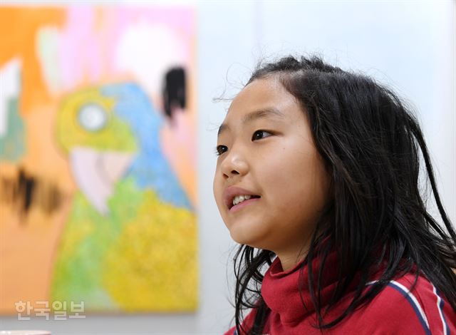 이수의 글 중에는 엄마에 관한 것이 많다. “엄마라는 이름은 나라는 생명을 빚어서 세상의 빛이 될 수 있게 비춰준다”고 쓴 대목에서 엄마를 생각하는 마음을 짐작할 수 있다. 배경의 그림은 동생 우태의 작품. 제주=홍인기 기자
