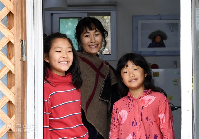 이수(맨 왼쪽)와 이수 엄마 김나윤씨(가운데), 동생 우태가 나란히 섰다. 이수네는 다음달 작업실로 쓰는 집 앞에 ‘전이수카페갤러리’를 연다. 이수의 그림도 걸어두고, 이수의 작품으로 만든 캐릭터 상품도 팔 예정이다. 차도 마실 수 있다. 수익의 일부는 제주의 미혼모 시설과 태국의 버마 난민학교, 아프리카 어린이 지원에 쓸 계획이다. 제주=홍인기 기자