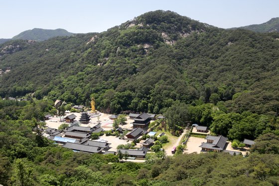 지난해 6월, 한국의 7개 사찰을 '산사, 한국의 산지승원'이란 이름으로 세계문화유산에 등재됐다. 사진은 충북 보은 법주사. [사진 산사 문화유산 등재 추진위원회]