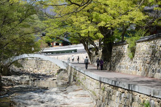 통도사는 명성에 걸맞게 기품 있는 분위기를 자랑한다. 주변 암자도 근사하다. [사진 한국관광공사]