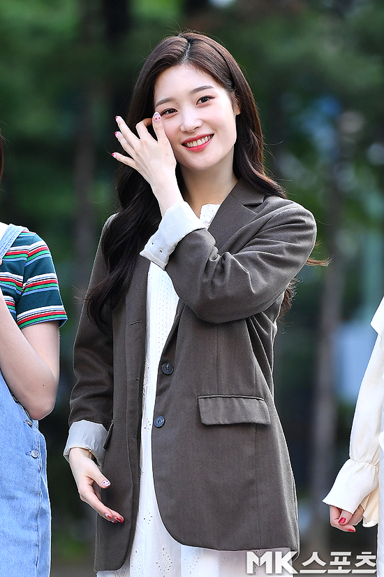 KBS 2TV Music Bank rehearsal was held at the public hall of KBS New Building in Yeouido, Yeongdeungpo-gu, Seoul on the 3rd.Girl group diamond member Jung Chae-yeon poses on the way to Music Bank rehearsal.