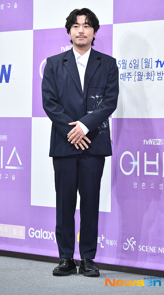 Actor Lee Si-eon attends the production presentation of TVNs new monthly drama Abyss: Soul Resuscitation Beads at Imperial Palace in Gangnam-gu, Seoul on the afternoon of May 3 and has photo time.useful stock