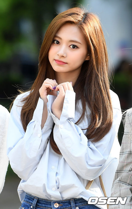 KBS 2TV Music Bank rehearsal was held at the KBS New Hall in Yeouido-dong, Seoul on the morning of the 3rd.Group TWICE TZUYU poses as they move to rehearsal venue