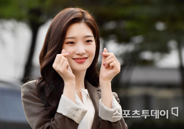 Group Dia Chung Chae-yeon is attending a rehearsal of Music Bank at KBS New Building in Yeouido, Seoul on the morning of the 3rd.