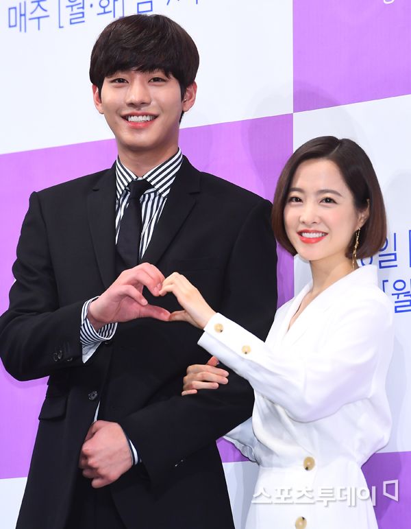 The TVN drama Avis production presentation was held at Imperial Palace in Gangnam-gu, Seoul on the afternoon of the 3rd.Actors Ahn Hyo-seop and Park Bo-young, who attended the production presentation on the day, pose.