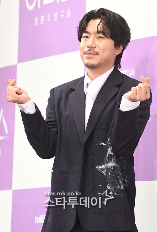 Actor Lee Si-eon poses at the TVN drama Abyss production meeting held at Imperial Palace Hotel in Nonhyeon-dong, Seoul on the afternoon of the 3rd.