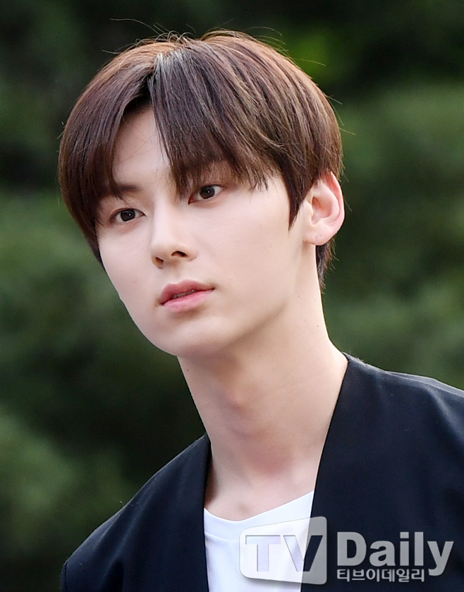 NUEST Hwang Min-hyun is going to work for the recording of KBS 2 music program Music Bank held at KBS New Pavilion in Yeouido, Yeongdeungpo-gu, Seoul on the morning of the 3rd.[KBS 2 Music Program Music Bank to work
