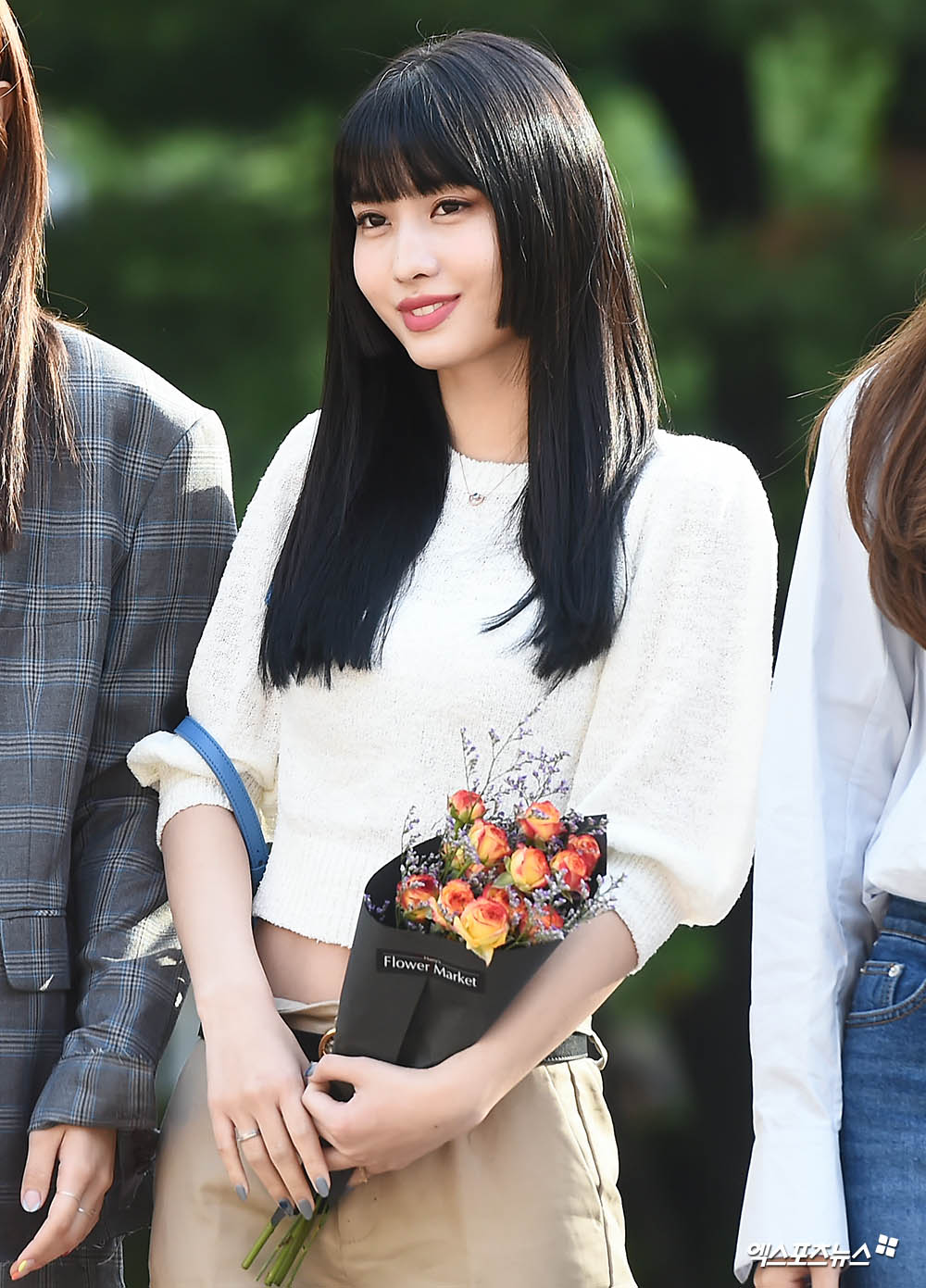 TWICE MOMO, who attended the rehearsal of KBS 2TV Music Bank held at the KBS New Hall in Yeouido-dong, Seoul on the morning of the 3rd, has photo time.