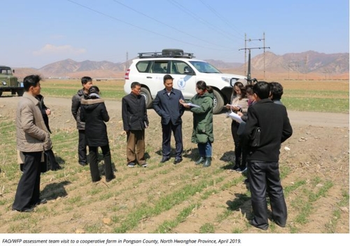 (서울=연합뉴스) 유엔 식량농업기구(FAO)와 세계식량계획(WFP)은 3일 올해 북한의 식량 수요를 충족하는데 필요한 곡물 수입량이 136만t이라고 발표했다. 사진은 공동 조사단이 지난 4월 북한 황해북도에서 현지 조사하는 모습. [FAO·WFP 제공]