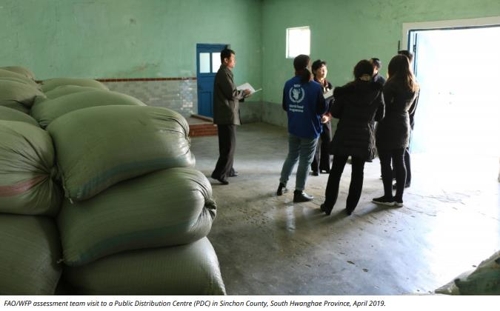 (서울=연합뉴스) 유엔 식량농업기구(FAO)와 세계식량계획(WFP)은 3일 올해 북한의 식량 수요를 충족하는데 필요한 곡물 수입량이 136만t이라고 발표했다. 사진은 공동 조사단이 지난 4월 황해남도의 배급소를 방문한 모습. [FAO·WFP 제공]