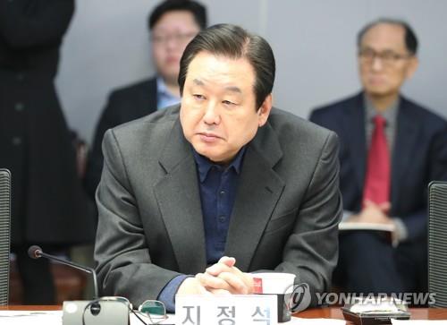 [자료사진] 미세먼지 토론회 참석한 김무성 (서울=연합뉴스) 김주형 기자 = 자유한국당 김무성 의원이 24일 국회 의원회관에서 열린 '긴급진단 최악의 미세먼지, 효과적인 대책은?' 토론회에 참석해 자리하고 있다. 2019.1.24  kjhpress@yna.co.kr