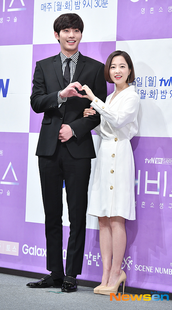 Actors Ahn Hyo-seop and Park Bo-young attend the production presentation of TVNs New Moon TV drama Abyss: Soul Resuscitation Beads at Imperial Palace in Gangnam-gu, Seoul on the afternoon of May 3 and have photo time.useful stock