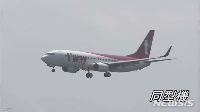 티웨이 항공 소속 보잉 737 여객기가 지난 2일 일본 상공에서 착륙을 위해 하강하던 도중 돌연 기체가 크게 요동치면서 승무원 1명이 중상을 입었다고 NHK가 4일 보도했다. 사진은 동형 여객기. (사진출처: NHK 화면 캡처) 2019.05.04