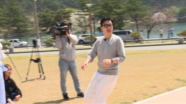 Actor Yi Dong-hwi will appear on SBS Running Man, which will be broadcast at 5 p.m. on the 5th (Sunday), to show a hard-carry sense of entertainment.On that day, Yi Dong-hwi returned to the film Extreme Job after appearing in the Level Forgery Case, becoming a whopping 16 million actors and was welcomed by members.However, Yi Dong-hwi, who appeared in a splendid appearance, was poisonous and sick in the fitness mission that was held on this day, and he was reborn as a sick character and gave a big smile.What will be the identity of the mission that destroyed Yi Dong-hwi, who returned to 16 million actors, will be revealed on SBS Running Man at 5 pm on Sunday, 5th.