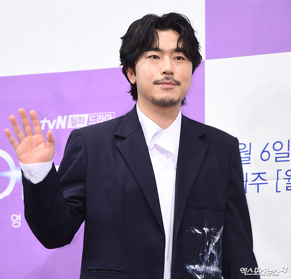 Actor Lee Si-eon, who attended the TVN New Moon drama Abyss production presentation held at Imperial Palace Hotel in Nonhyeon-dong, Seoul on the afternoon of the 3rd, is posing.