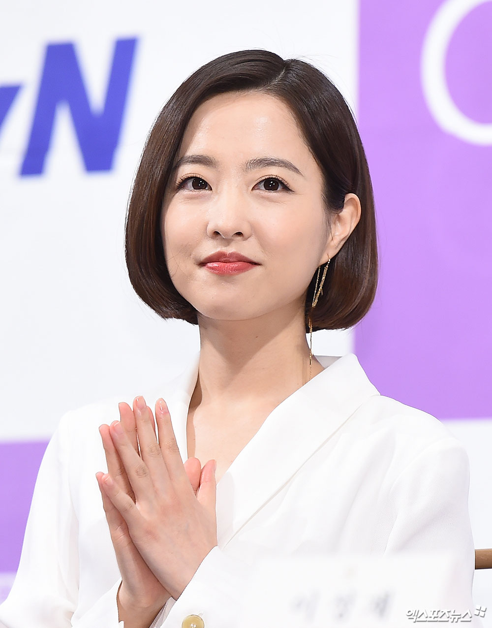 Actor Park Bo-young, who attended the TVN New Moon drama Abyss production presentation held at Imperial Palace Hotel in Nonhyeon-dong, Seoul on the afternoon of the 3rd, is posing.The doll walks.Poblis is back.Sniper eye contact.The most cute fight in the world.This beauty, I call you a single-stroke disease.