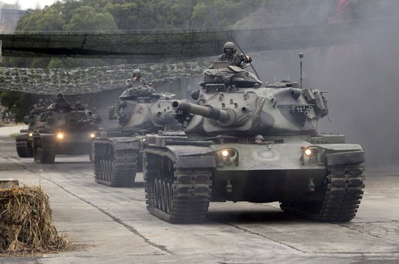 지난 1월 17일 대만 육군의 주력 전차인 M60A3 패튼이 타이중(臺中)에서 열린 훈련에 참가하고 있다. [AP=연합]