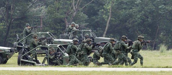 지난해 10월 대만 북부에서 대만군 육군 장병의 훈련 장면. [AP=연합]