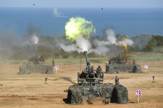 2015년 9월 한광 훈련에서 대만 육군의 M110A2 자주포 포대가 포를 발사하고 있다. [AP=연합]