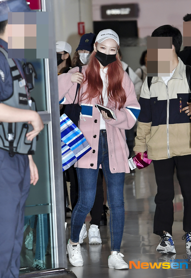 Singer IZ*ONE arrived at Gimpo International Airport on the afternoon of May 5 after completing the overseas schedule.On this day, IZ*ONE (Jang Won-young, Miyawaki Sakura, Jo Yu-ri, Choi Ye-na, Yabuki Nako, Kwon Eun-bi, Kang Hye-won, Honda Hitomi, Kim Chae-won, Kim MinJoo, Lee Chae-yeon) is leaving the immigration office.Lee Jae-ha