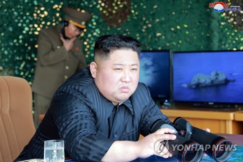 북한 김정은, 동해상 화력타격훈련 지도 (평양 조선중앙통신=연합뉴스)  김정은 북한 국무위원장이 지난 4일 동해상에서 진행된 대구경 장거리 방사포와 전술유도무기 화력타격훈련을 참관했다고 조선중앙통신이 5일 보도했다. 2019.5.5