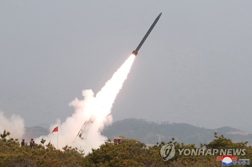 북한 동해상 화력타격훈련.. 장거리 방사포 등 동원 (평양 조선중앙통신=연합뉴스)  김정은 북한 국무위원장이 참관한 가운데 지난 4일 동해상에서 진행된 대구경 장거리 방사포와 전술유도무기 화력타격훈련.      조선중앙통신이 5일 보도했다. 2019.5.5