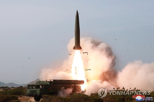 북한 동해상 화력타격훈련.. 전술유도무기 등 동원 (평양 조선중앙통신=연합뉴스)  김정은 북한 국무위원장이 참관한 가운데 지난 4일 동해상에서 진행된 대구경 장거리 방사포와 전술유도무기 화력타격훈련.      조선중앙통신이 5일 보도했다. 2019.5.5