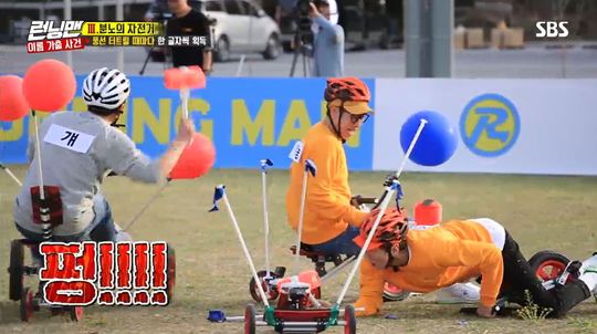 Running Man Yoo Jae-Suk, Ji Suk-jins water-bargain penalty baptism took the best minute.According to Nielsen Korea, the average audience rating of SBS entertainment program Running Man broadcasted on May 5 was 4.2% in the first part and 5.9% in the second part (based on the audience rating of households in the metropolitan area).The highest audience rating per minute was 6.4 percent.On the same day, Running Man was decorated with the special Name Runaway Case Race on Childrens Day, and the members went to Game to regain the name tag with their name.Guests included Yi Dong-hwi, who was about to release the film Little Clients; Father Avengers Ji Suk-jin, Yoo Jae-Suk and Haha became team leaders.The Ji Suk-jin team was teamed by Lee Kwang-soo and Song Ji-hyoga, the Yoo Jae-Suk team was teamed by Yi Dong-hwi and Yang Se-chan, and the Haha team was teamed by Jeon So-min and Kim Jong-kook.Since then, a full-scale race has begun.The first game was an age of memories that the first team could acquire four letters of name, and the second was a Kids Quiz, where the first team could acquire three letters of name.The last mission is a tump-bump bike that can find the name as needed. Every time you ride a bicycle and burst the balloon of your opponent, you get one letter.In the first half, the ace Kim Jong-kooks performance led to the victory of the small teams (Kim Jong-kook, Haha and Jeon So-min) and the remaining two teams in the second half.Lee Kwang-soos baby tricycle failed to beat the weight and broke two dongs, and the same team Yi Dong-hwi was in crisis because only one remaining balloon remained.Eventually, the race ended with Yang Se-chan bursting Lee Kwang-soos remaining balloon.Park Su-in