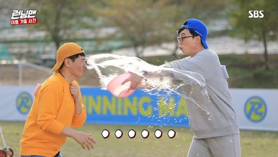 Running Man Yoo Jae-Suk, Ji Suk-jins water-bargain penalty baptism took the best minute.According to Nielsen Korea, the average audience rating of SBS entertainment program Running Man broadcasted on May 5 was 4.2% in the first part and 5.9% in the second part (based on the audience rating of households in the metropolitan area).The highest audience rating per minute was 6.4 percent.On the same day, Running Man was decorated with the special Name Runaway Case Race on Childrens Day, and the members went to Game to regain the name tag with their name.Guests included Yi Dong-hwi, who was about to release the film Little Clients; Father Avengers Ji Suk-jin, Yoo Jae-Suk and Haha became team leaders.The Ji Suk-jin team was teamed by Lee Kwang-soo and Song Ji-hyoga, the Yoo Jae-Suk team was teamed by Yi Dong-hwi and Yang Se-chan, and the Haha team was teamed by Jeon So-min and Kim Jong-kook.Since then, a full-scale race has begun.The first game was an age of memories that the first team could acquire four letters of name, and the second was a Kids Quiz, where the first team could acquire three letters of name.The last mission is a tump-bump bike that can find the name as needed. Every time you ride a bicycle and burst the balloon of your opponent, you get one letter.In the first half, the ace Kim Jong-kooks performance led to the victory of the small teams (Kim Jong-kook, Haha and Jeon So-min) and the remaining two teams in the second half.Lee Kwang-soos baby tricycle failed to beat the weight and broke two dongs, and the same team Yi Dong-hwi was in crisis because only one remaining balloon remained.Eventually, the race ended with Yang Se-chan bursting Lee Kwang-soos remaining balloon.Park Su-in