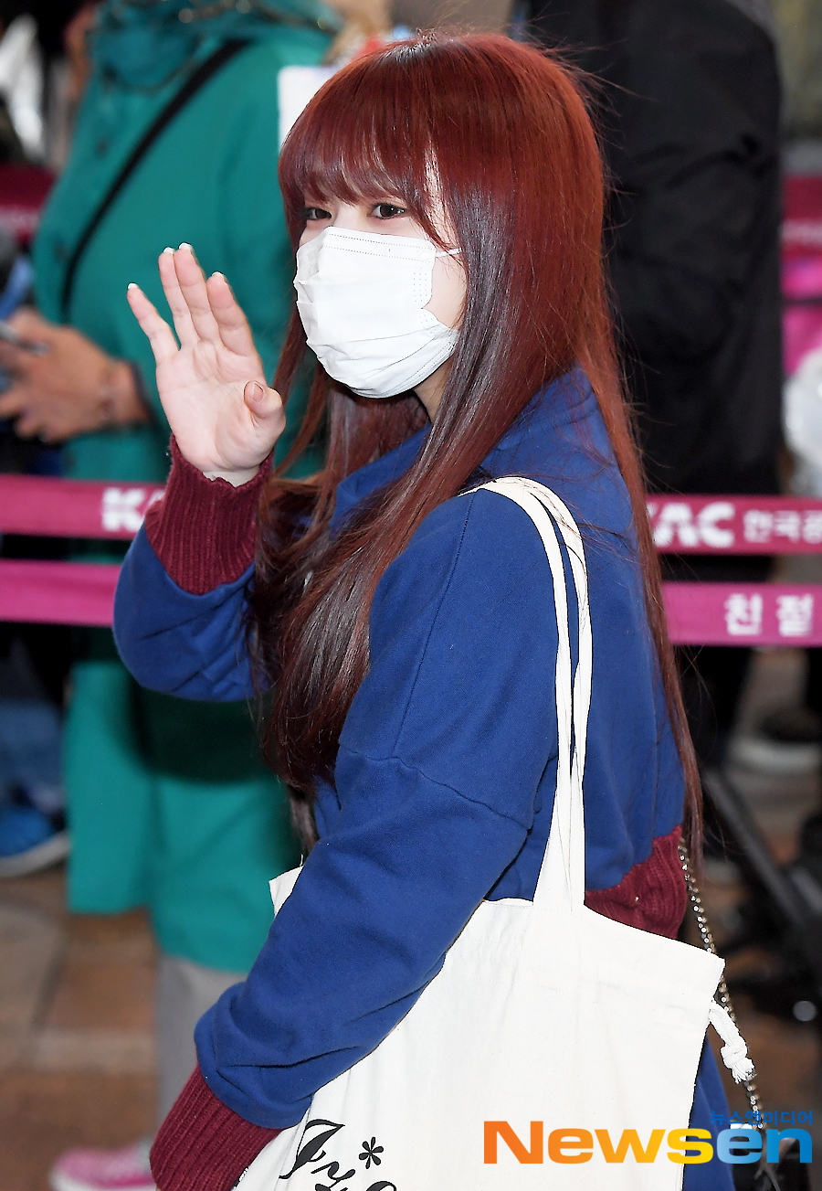 Girl group IZ*ONE departed for Tokyo, Japan, via Gimpo International Airport in Gangseo-gu, Seoul on May 6th.IZ*ONE (IZ*ONE/Jang Won-young, Miyawaki Sakura, Jo Yu-ri, Choi Ye-na, An Yoo-jin, Yabuki Nako, Kwon Eun-bi, Kang Hye-won, Honda Hitomi, Kim Chae-won, Kim Min-ju and Lee Chae-yeon) are heading for the departure hall.Jung Yu-jin