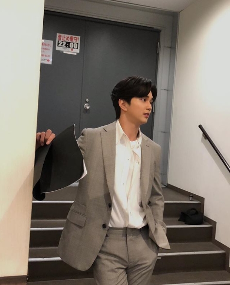 Actor Yoo Seung-ho will hold a Japanese fan meeting.Yoo Seung-ho posted a picture taken on May 6th in front of a Tokyo fan meeting in Japan on his personal instagram.In the photo, Yoo Seung-ho is posing in a suit in a fan meeting waiting room.Yoo Seung-ho, along with the photo, said, Ill see you soon.Park Su-in