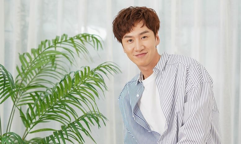However, Lee Kwang-soo is said to be good at seeing the film.I am actually a little generous to myself, he said, adding, I feel sorry for you, but I feel like I am personally satisfied with you.Do not regret the past, do not think about the bad thing for a long time, and value happiness now rather than endure for later.Lee Kwang-soo, who called himself a comparative positive, is a how to live healthy.Lee Kwang-soo, who met at a cafe in Sogye-dong, Jongno-gu, Seoul on the afternoon of the 25th of last month, explained himself as a person who does not regret it after doing his best.Since I had a job exposed to people, I have changed to a more positive personality.Shin Ha-kyun Age Why I wanted to be like Shin Ha-kyunLee Kwang-soo said at the premiere of the press, When Ha Gyun becomes older brother Age, I think that my life is a very successful life if Ha Gyun lives like his brother.It is a part of the infinite trust and affection for the colleague and senior who has been Acting together.Lee Kwang-soo said, I used to stay out when I was in the army and saw Welcome to Dongmakgol.It was amazing that Ha Kyun was next to him when he first met his brother because he was a generation that grew up watching his brothers movie. Both of them were shy, but Lee Kwang-soo explained that his brother Shin Ha-kyun tried to come first.I tried to meet more without talking to each other much, and I got close by talking on the phone.Shin Ha-kyun laughed at the interview, saying that Lee Kwang-soo, who is not usually talkative, was worried about doing well.Lee Kwang-soo explains that Actors have become close because they like their personality and their favorites, and he said, Everyone likes to listen to music and walks a lot.Ha Kyun knew a lot of restaurants, so I followed him when he bought a lot of delicious things. Shin Ha-kyun - Lee Kwang-soo - Yisom felt each others preciousness, especially when shooting alone without the other.Lee Kwang-soo said, There were not many scenes that were taken separately from my brother and me.When my brother was shooting the scene falling on the floor, everyone was worried (I was afraid he would get hurt), but he was very bored (because there was no one else). He was sitting alone in a chair.I feel that no one is telling me because I have a solitude alone, and I felt the preciousness of (our) at that time, he said. I was not with him, so I felt emptiness and longing, so it was helpful to act.Im always sorry, but Im generous, so I personally want a lot of audiences to see it, and I was very satisfied with myself, and I was so happy at the scene and so much I got.I do not think I did it alone, but I do not really regret it because I did my best to shoot it together. Actor Lee Kwang-soos 10 years back BoniLee Kwang-soo originally did art; while painting, he came across modeling as a high school student.I thought I wanted to go to college, so I went to the theater and prepared for the entrance examination. It was a case where I went to the broadcasting entertainment department and made my debut with CF.The luck continued: In an ad set that had originally been featured as a submodel, he became the main model, and the CF was loved so much that he could be cast on the MBC sitcom Hes coming.After that, he made High Kick through the roof and Dong-yi in succession.Lee Kwang-soo said, I am very grateful to live in what I want to do and I think it is a great happiness. Many people will have affection, but (our job) is not to do alone, but the joy of creating something seems great.Lee Kwang-soo said there is no priority to talk or character when choosing a work.I think I have a desire to have fun with the scenario and to sympathize with the character, he said. I think Im attracted to something a little different from what I did before.Since he started Acting in 2008 with Hes coming, Lee Kwang-soo has also been an Actor for 11 years.After 10 years, he laughed and said, In fact, I am an actor after 11 years, and I do not realize this.Lee Kwang-soo said, I meet the same brothers I have seen since I was a child.In Running Man, Sechan and Somin came in, but my brothers and Jihyo sister have been there.Even when you saw it, I do not think you realized that I was eating Age and building a career.But sometimes I see my film (graphy), or when young friends say hello or like this, it seems to be a lot of pride. Asked to pick out his masterpiece, the answer was Every piece is precious..., but the most-watched work so far is the movie Good Friends (2014).Lee Kwang-soo looks at a scene of a movie and chews on memories of shooting.I remember shooting with a lot of help from Ji Sung, Ji Ji Hoon and the field together.Lee Kwang-soos dream is to maintain a happy presentI will try to grow more aggressively, but I want to maintain my happiness now and live well in charge of what I am responsible for now.Its like a dream in a way, he said.Between the artist and the identity of ActorIt was not easy to lose time once a week when I entered the work, but Lee Kwang-soo was able to play as a member of Running Man with the help of many people.There were times when I delayed the recording time a little, or after Running Man, I went back to the drama or movie theater.I have been working for nine years, so I know Running Man Lee Kwang-soo and I will take a rest day during the filming of the work on Monday, the recording day of Running Man.Lee Kwang-soo added, It was very difficult to move the schedule, but I have been receiving a lot of consideration in Bonika Running Man for nine years.I used to think (Im) that if someone was a comedian, I would say, No, Im not... and I would like to change their minds with Acting.But I dont think its important to me right now.Some people see it as an entertainer, some people may remain Running Man Lee Kwang-soo, and some people see it as an actor.I cant change their minds any way I can, Ill do my best to laugh every week at Running Man, and Ill play well in the movies.I think I appreciate it being called Actor and being called an entertainer. I want to work hard like that now. Life that does not defer happiness for laterLee Kwang-soo frequently commented on the joy and boring of the process of making movies during the interview.I asked him if he would like to emphasize the process rather than reaching his goal, and he replied, I think it is important for me to be happy every day I live.Im glad to have it for later, but I think Im happy now and Im happy later, and Ive been shooting with so many good people so far, and Id like to continue.I think Im relatively positive. I dont think much about anything bad. Its a little simple, but I think Im healthy for myself.I think thats what happens more and more after having this job (laughs).Lee Kwang-soo said the next film has not yet been set; this is the first time he has been taking a break without a next film, as he has been taking pictures of his work and work.I want to spend this time well anyway, but I dont know how; I want to learn a foreign language or instrument, Lee Kwang-soo said.My Special Brother Donggu Station Lee Kwang-soo 2