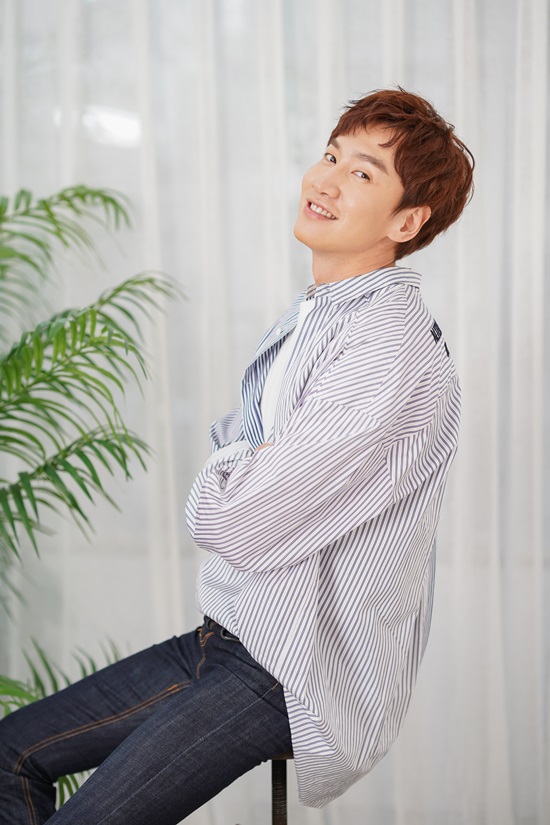 Actor Lee Kwang-soo has released an Acting with sincerity on screen with the film My Special Brother (director Yook Sang-hyo).It melted perfectly into the character and revealed the true value of Actor Lee Kwang-soo together.My Special Brother, released on the 1st, is a human comedy about the friendship of two men who have lived like a body for 20 years, although they did not mix a drop of blood with their hairy brother, Seha (Shin Ha-kyun), their little-body brother, Dong-gu (Lee Kwang-soo).Lee Kwang-soo mixed not a drop of blood, but shows the aspect of brother wish as his brother Donggu Station, which is a hand and foot of Seha 24 hours a day, 365 days a year.In order to digest Donggu Station, which is an intellectually handicapped person, Lee Kwang-soo expressed Donggus feelings with his eyes and tone even in a small amount of metabolism, and sold out Sooyoung practice for the characteristics of Donggu, who like Sooyoung.Lee Kwang-soo, who said, The scenario was good, recalled that Shin Ha-kyun, who was in the work together, was happier than ever.I originally liked (God) Ha Kyun, but I was so close when I wanted to try it together, and I expected it to be difficult.Personally, I was doing an entertainment program, so I did not think that the Donggu character would look more comical, and I wanted to see it well. Lee Kwang-soo confessed, I was more greedy because I thought I would not be able to do this work this time.It was also a work that was chosen with more careful mind than ever.I was worried about something, and if I did not work with caution, I thought I might regret it next time.So I personally enjoy the work that I would regret if I did not see it personally. Lee Kwang-soo, who shyly brought out the directors story, which he praised for his good eyes when he first met with director Yook Sang-hyo as my special brother, told me that I think I can express things like the innocence of the East.I had a lot of troubles until I first filmed it, but I tried to solve it while talking to the bishop. Because it was a work based on the story of an existential person, there was a part that tried to keep the line.Lee Kwang-soo said, The fact that there is a real person is a burden.When I first met the director, I asked him if he should look for a related documentary or something, but he said he did not have to do it.I brought their stories, and I do not want to imitate them, so I think I was more concerned and active in that part. Since his debut in 2008 with He Comes, he has built filmography through various work activities such as drama Its OK, Im Love, Dee My Friends, Sound of Mind, Live, as well as movies Suddenly Variables (2015), and Detective: Returns (2018).SBS entertainment Running Man, which has been appearing since 2010, is also a program that has attracted the popularity of Lee Kwang-soo, now called Asia Prince.The word Asia Prince is really embarrassing.Lee Kwang-soo, who laughed, I am grateful that many people like me abroad, but I have never actually said the title in my mouth, said Lee Kwang-soo, who said honestly, I always think that if I did not have Running Man, I might not have had the opportunity to share these works.I know that many people are saying that I can not immerse myself when I see my work because of the image in Running Man.I can not change their thoughts, but I still think it is right to show them the best I can.Rather than distinguishing the good and the bad that arises from the long appearance in the entertainment, I am personally satisfied and happy because I think I am getting a lot of help from Running Man myself.(Laughs)The desire for Acting is also naturally in mind.Lee Kwang-soo, who reiterated, I think there is a lot of greed to do Top Model because there are many roles that I have not done yet, said, I think the Donggu character was sympathetic and burdensome, but I heard it while watching the scenario.And I think there is a sense of accomplishment when I did it. I think its really cooler to be able to melt something characterically in it or to be cool when Im doing well, even if its a little less cool than an externally cool role.I dont think theres much greed for the cool Acting thats still being shown, and Im not quite as good as I am yet.(Laughing) I want to do more Top Model because I have more roles Ive never played.I also asked once again for my interest in My Special Brother, which was released in May, called Family Month.Even if you are not a brother, I think you can make people feel the importance of people around you like family, lovers and friends.I think you can feel that there are not people next to me right now.I also want to get closer to the audience through this movie. (Laughing) Photo = NEW