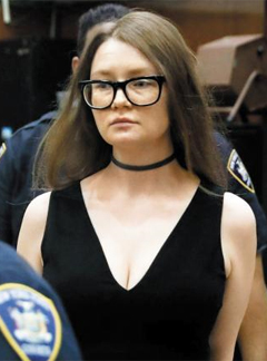 ‘백만장자 상속녀’ 행세하다 사기 혐의로 체포된 애나 소로킨(28)이 지난 3월 뉴욕주 법원에서 열린 재판에 출석하고 있다. /AP 연합뉴스