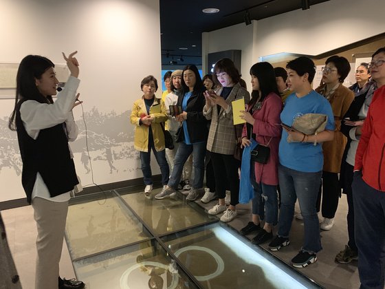 지난달 27일 부산시 남구 유엔평화기념관에서 대구한의대 평생교육융합학과 학생들이 해설사의 설명을 듣고 있다. 이 학과는 30세 이상 성인, 직장인이 입학하는 4년제 정규과정이다. [김정석 기자]