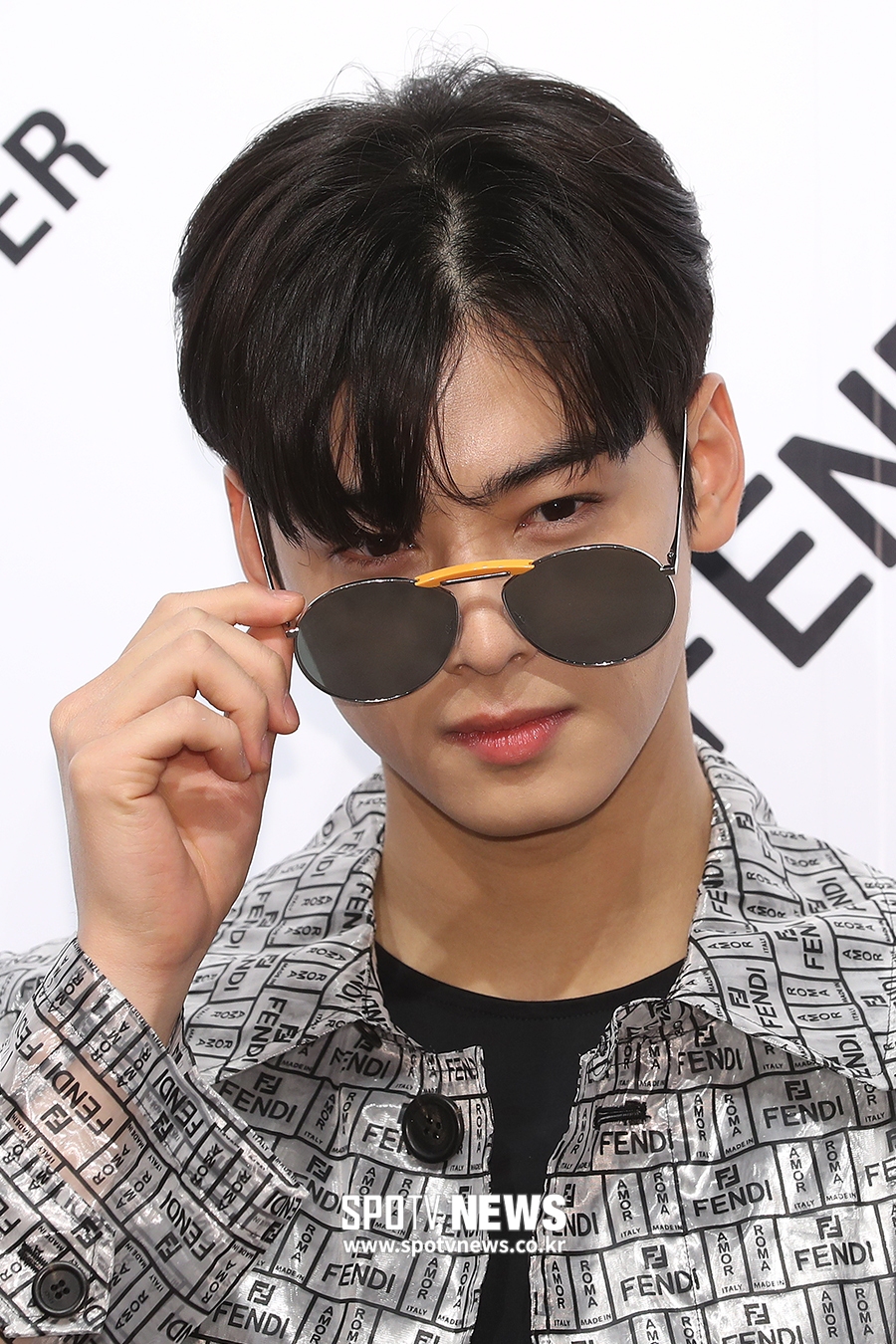 Astro Cha Jung Eun-woo poses at the launching photo wall event held at a store in Sinsa-dong, Gangnam-gu, Seoul on the afternoon of the 7th.