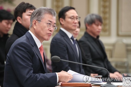 심각한 표정으로 자영업·소상공인 질문 듣는 문 대통령 문재인 대통령이 지난 2월 14일 오전 청와대 영빈관에서 열린 자영업·소상공인과 대화에서 심각한 표정으로 참석자의 질문을 듣고 있다. 이날 만남은 중소·벤처기업, 대·중견기업, 혁신벤처기업에 이은 경제계와의 4번째 소통자리로 소상공인연합회 등 36개 관련 단체와 자영업자 등 총 160여 명이 참석했다. [연합뉴스 자료사진]