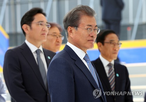 삼성전자 EUV동 건설현장 설명 듣는 문 대통령과 부회장들 문재인 대통령이 지난 4월 30일 오후 삼성전자 화성캠퍼스 EUV(극자외선)동 건설현장을 찾아 '더월(The Wall)' 패널을 보면서 건설 경과 및 향후 계획 등을 듣고 있다. 왼쪽부터 이재용 삼성전자 부회장, 윤부근 부회장, 문 대통령, 김기남 부회장.[연합뉴스 자료사진]
