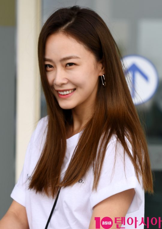 Actor Hong Soo-hyun is leaving for Taiwan through Incheon International Airport on the afternoon of the 8th to attend the overseas schedule and is showing airport fashion.
