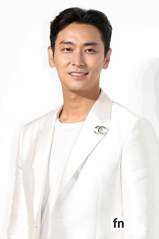 Actor Ju Ji-hoon attended the fashion brand launch event held at the flagship store in Cheongdam-dong, Gangnam-gu, Seoul on the afternoon of the 8th.