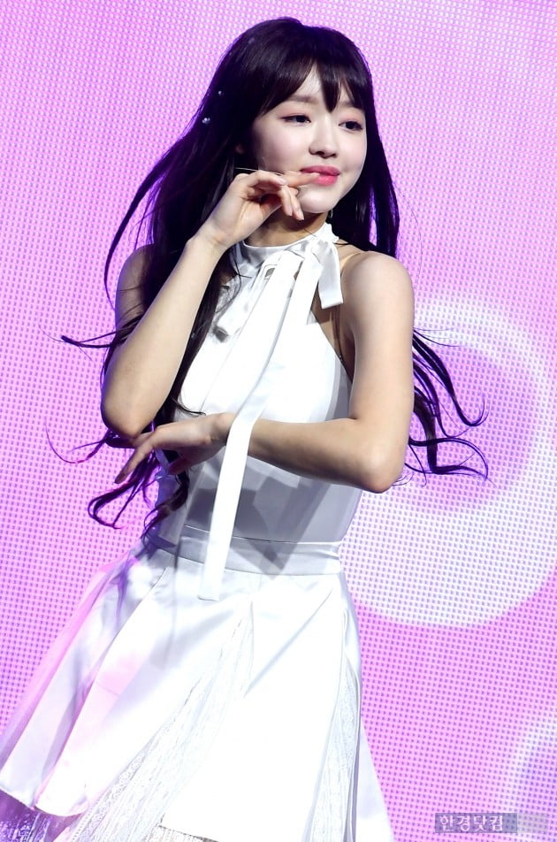 The group OH MY GIRL YooA is performing at the showcase commemorating the release of their first full-length album, The Fifth Season, held at the K-Art Hall in Olympic Park, Bangi-dong, Seoul, on the afternoon of the 8th.