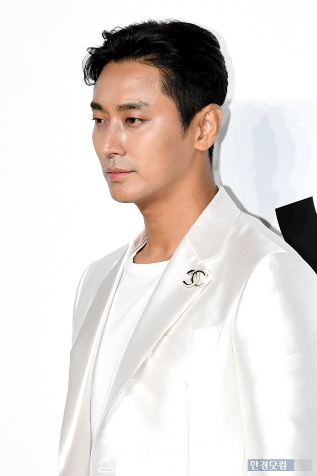 Actor Ju Ji-hoon attended the photo month commemorating the launch of THE NEW J12 held at Chanel Flagship Store in Cheongdam-dong, Seoul on the afternoon of the 8th.