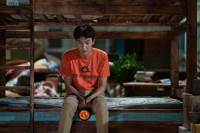 Actor, Not Artist...Rediscovered by My Special Brother Lee Kwang-soo It is the rediscovery of Actor Lee Kwang-soo.Lee Kwang-soo appeared on SBS entertainment Running Man and got colorful modifiers such as Girin, Kangson and Asian Prince.It is true that the image as an entertainer was stronger than an actor.However, when I look at the movie My Special Brother (director Yook Sang-hyo, delivery distribution NEW, production famous film, Joey Rabbit), the thin and transparent barrier that blocked Actor Lee Kwang-soo is removed at once.Lee Kwang-soos face, which has not been seen in the meantime, comes unfamiliar.It is thanks to his solid acting skills based on his experiences in the drama Good Man in the World (2012), Its OK Love (2014), Live (2018), Detective: Returns (Director Lee Eon-hee, 2018) Sudden Variation (Director Kwon Oh-kwang, 2015) Good Friends (Director Lee Do-yoon, 2014) while appearing on Running Man since 2010.Lee Kwang-soo proved the aspect of Actor, who can move away from comical aspects and impress with acting through My Special Brother.American Association on Intellectual and Debate, who played the role of Donggu, broadened the scope of acting.It can be said that a work that is sufficiently satisfying for oneself was born.Based on the true story, My Special Brother is a work that makes American Association on Intellectual and Debane and the disabled feel that they can become a family without any blood mixing as they live in a narrow room.It also makes people with disabilities feel that they are self-reliant, not vulnerable, who receive help from non-disabled people.Shin Ha-kyun, a physically disabled person who cannot use his body at will due to an accident he experienced as a child, and Lee Kwang-soo, an American Association on Intelligent and Debate who stopped from the intelligence of a five-year-old child, have been living like a body for 20 years.The two brothers have lived happily under Park Shin-bu (Kwon Hae-hyo), who runs the house of responsibility, but are destined to live apart as he leaves the world.The hot performances of Lee Kwang-soo, who created the acting god Shin Ha-kyun and his brother chemistry, stand out.It was Giu who worried that his comic and pleasant image would not be an obstacle to the character acting with disabilities.Unlike other actors whose comical entertainment characters became poisoned, Lee Kwang-soo successfully transferred the images built in the arts to characters and works and successfully transferred them to acting activities.In the early days when I started to enjoy high popularity as an entertainment, I was worried about acting because of the comic image, but I overcame the advantages and disadvantages.Lee Kwang-soo has been actively performing dramas and movies more than once a year, and has succeeded in both performing and acting, capturing two rabbits.film still photography